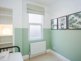Stylish & Modern 3 Bed Flat in NW London with Garden - Photo 17