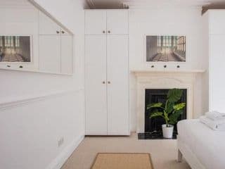 Stylish & Modern 3 Bed Flat in NW London with Garden - Photo 18