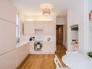 Stylish & Modern 3 Bed Flat in NW London with Garden - Photo 19