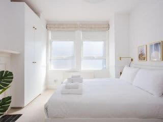 Stylish & Modern 3 Bed Flat in NW London with Garden - Photo 3