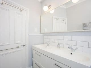Stylish & Modern 3 Bed Flat in NW London with Garden - Photo 24