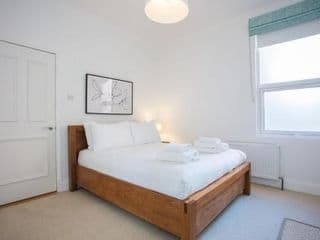 Stylish & Modern 3 Bed Flat in NW London with Garden - Photo 4