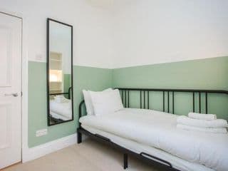 Stylish & Modern 3 Bed Flat in NW London with Garden - Photo 5