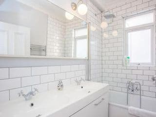 Stylish & Modern 3 Bed Flat in NW London with Garden - Photo 7