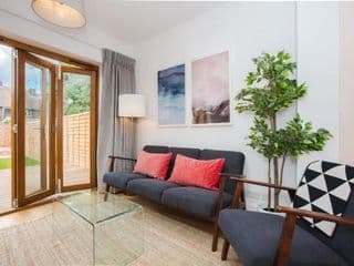 Stylish & Modern 3 Bed Flat in NW London with Garden - Photo 8