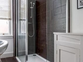 Amazing 5 Bed Victorian House - Clarence House - Photo 2