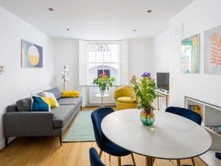 Chic and modern 2-bed flat with patio in Pimlico, Central London