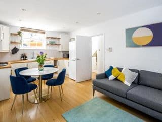 Chic and modern 2-bed flat with patio in Pimlico, Central London - Photo 11