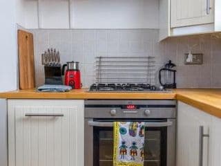 Chic and modern 2-bed flat with patio in Pimlico, Central London - Photo 16