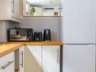 Chic and modern 2-bed flat with patio in Pimlico, Central London - Photo 17
