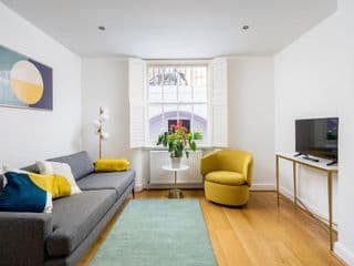 Chic and modern 2-bed flat with patio in Pimlico, Central London - Photo 9