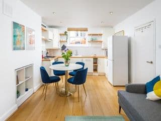 Chic and modern 2-bed flat with patio in Pimlico, Central London - Photo 10