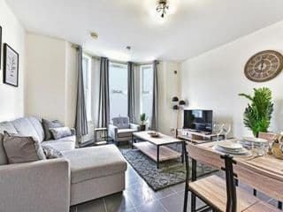 West Ealing Serviced Apartment - 2 Bedroom 2 Bath Parking Near Station