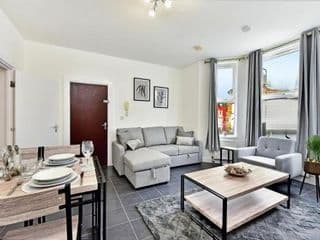 West Ealing Serviced Apartment - 2 Bedroom 2 Bath Parking Near Station - Photo 2