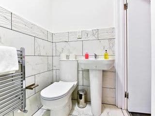 West Ealing Serviced Apartment - 2 Bedroom 2 Bath Parking Near Station - Photo 11