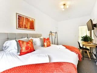 West Ealing Serviced Apartment - 2 Bedroom 2 Bath Parking Near Station - Photo 3