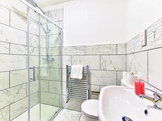 West Ealing Serviced Apartment - 2 Bedroom 2 Bath Parking Near Station - Photo 24
