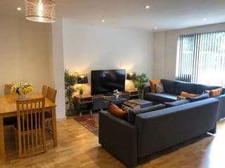 FW Haute Apartments at Queensbury, Ground Floor 2 Bedrooms and 2 Bathrooms with King or Twin beds with Front Porch and FREE WIFI and PARKING