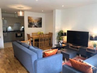 FW Haute Apartments at Queensbury, Ground Floor 2 Bedrooms and 2 Bathrooms with King or Twin beds with Front Porch and FREE WIFI and PARKING - Photo 2
