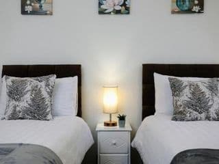 FW Haute Apartments at Queensbury, Ground Floor 2 Bedrooms and 2 Bathrooms with King or Twin beds with Front Porch and FREE WIFI and PARKING - Photo 12