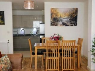 FW Haute Apartments at Queensbury, Ground Floor 2 Bedrooms and 2 Bathrooms with King or Twin beds with Front Porch and FREE WIFI and PARKING - Photo 14