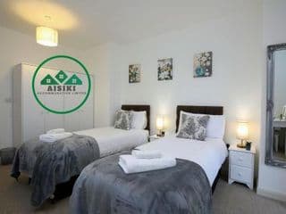 FW Haute Apartments at Queensbury, Ground Floor 2 Bedrooms and 2 Bathrooms with King or Twin beds with Front Porch and FREE WIFI and PARKING - Photo 19