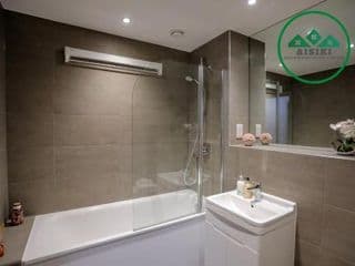 FW Haute Apartments at Queensbury, Ground Floor 2 Bedrooms and 2 Bathrooms with King or Twin beds with Front Porch and FREE WIFI and PARKING - Photo 20
