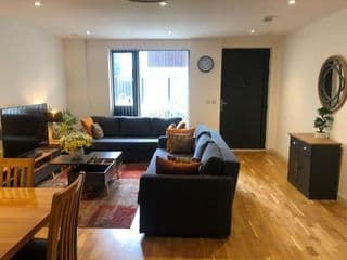 FW Haute Apartments at Queensbury, Ground Floor 2 Bedrooms and 2 Bathrooms with King or Twin beds with Front Porch and FREE WIFI and PARKING - Photo 3