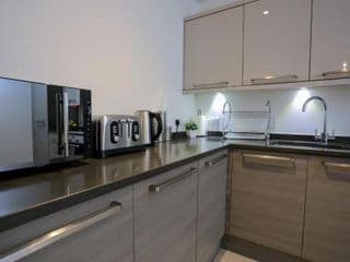 FW Haute Apartments at Queensbury, Ground Floor 2 Bedrooms and 2 Bathrooms with King or Twin beds with Front Porch and FREE WIFI and PARKING - Photo 4