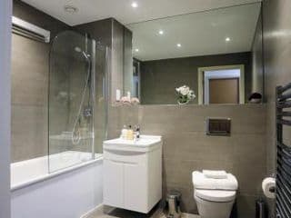FW Haute Apartments at Queensbury, Ground Floor 2 Bedrooms and 2 Bathrooms with King or Twin beds with Front Porch and FREE WIFI and PARKING - Photo 5