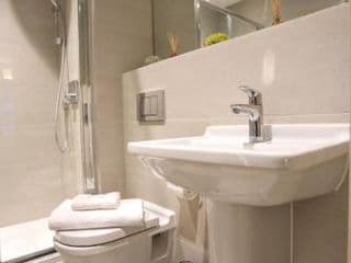 FW Haute Apartments at Queensbury, Ground Floor 2 Bedrooms and 2 Bathrooms with King or Twin beds with Front Porch and FREE WIFI and PARKING - Photo 6