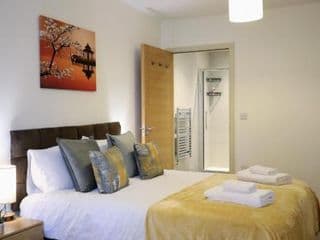 FW Haute Apartments at Queensbury, Ground Floor 2 Bedrooms and 2 Bathrooms with King or Twin beds with Front Porch and FREE WIFI and PARKING - Photo 9
