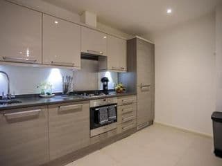 FW Haute Apartments at Queensbury, Ground Floor 2 Bedrooms and 2 Bathrooms with King or Twin beds with Front Porch and FREE WIFI and PARKING - Photo 10