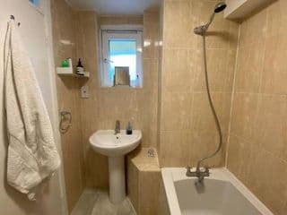 Two Bedroom Garden Flat in Zone 2 London - Photo 11