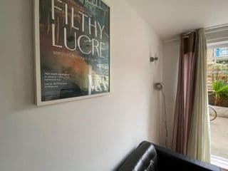 Two Bedroom Garden Flat in Zone 2 London - Photo 13
