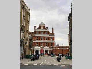 Two Bedroom Garden Flat in Zone 2 London - Photo 5