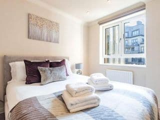 Stunning 3-bedroom in the heart of London with parking-hosted by Sweetstay - Photo 2