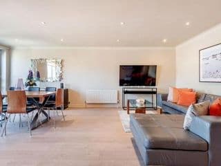 Stunning 3-bedroom in the heart of London with parking-hosted by Sweetstay - Photo 11