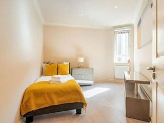 Stunning 3-bedroom in the heart of London with parking-hosted by Sweetstay - Photo 12