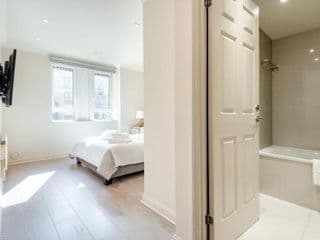 Stunning 3-bedroom in the heart of London with parking-hosted by Sweetstay - Photo 13