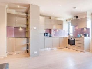 Stunning 3-bedroom in the heart of London with parking-hosted by Sweetstay - Photo 14