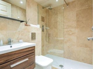 Stunning 3-bedroom in the heart of London with parking-hosted by Sweetstay - Photo 15