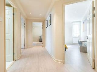 Stunning 3-bedroom in the heart of London with parking-hosted by Sweetstay - Photo 16