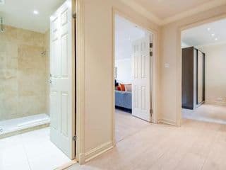 Stunning 3-bedroom in the heart of London with parking-hosted by Sweetstay - Photo 17