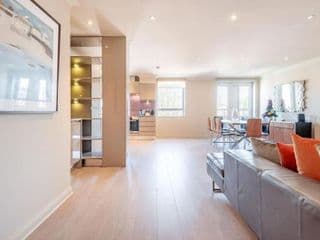 Stunning 3-bedroom in the heart of London with parking-hosted by Sweetstay - Photo 18