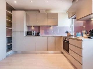 Stunning 3-bedroom in the heart of London with parking-hosted by Sweetstay - Photo 19