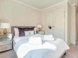 Stunning 3-bedroom in the heart of London with parking-hosted by Sweetstay - Photo 3
