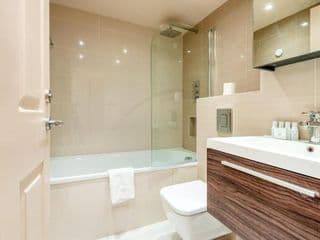Stunning 3-bedroom in the heart of London with parking-hosted by Sweetstay - Photo 4
