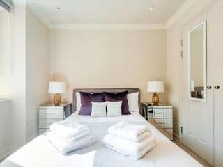 Stunning 3-bedroom in the heart of London with parking-hosted by Sweetstay - Photo 5