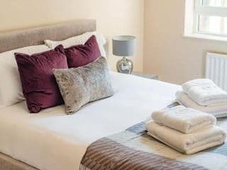 Stunning 3-bedroom in the heart of London with parking-hosted by Sweetstay - Photo 6